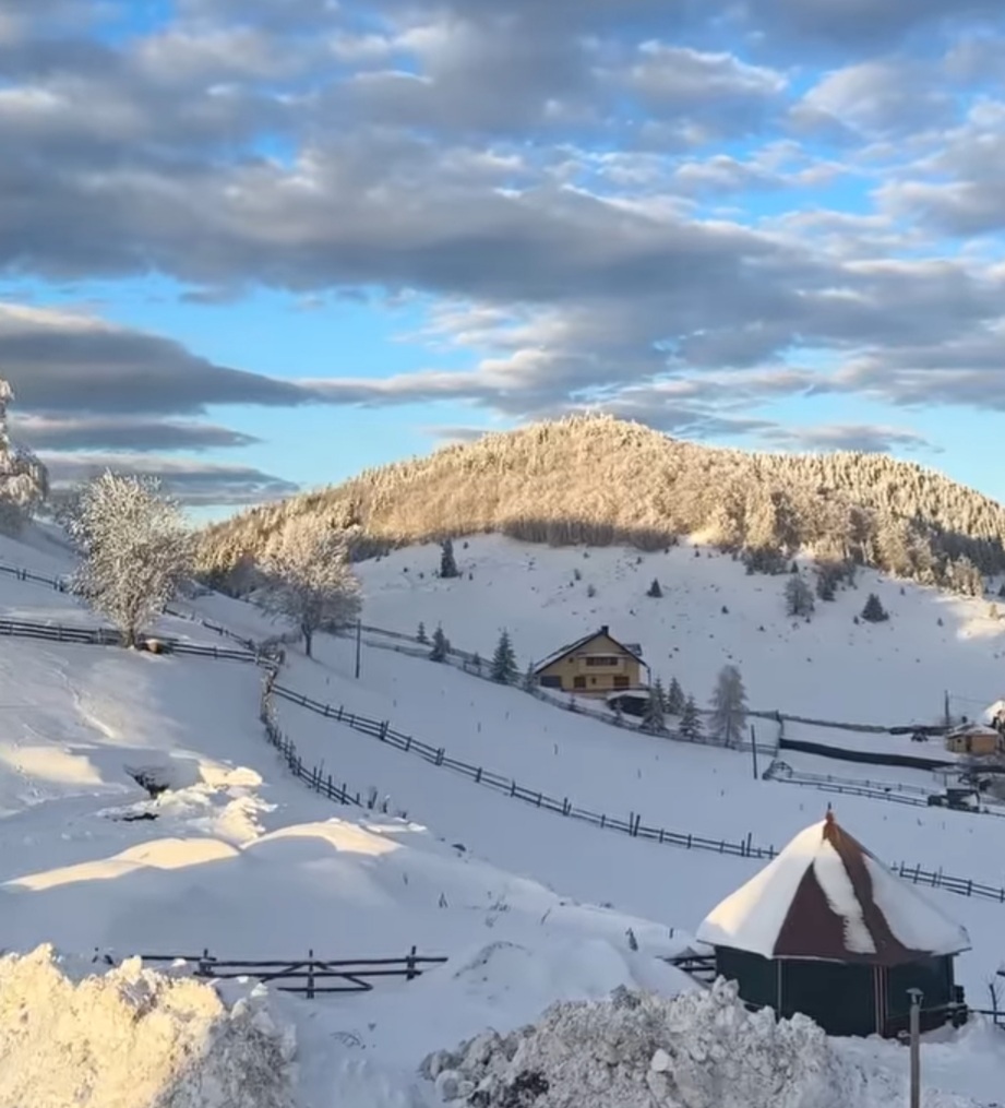 Imaginile zile vin de la Fundata, localitate situată în județul Brașov, e locul unde magia iernii prinde viață într-un peisaj de basm.