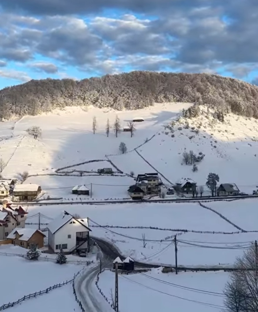 Imaginile zile vin de la Fundata, localitate situată în județul Brașov, e locul unde magia iernii prinde viață într-un peisaj de basm.