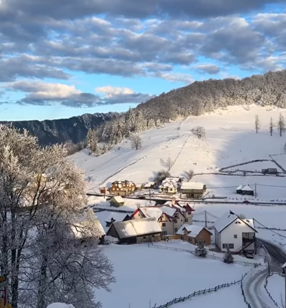 Imaginile zile vin de la Fundata,  localitate situată în județul Brașov, e locul unde magia iernii prinde viață într-un peisaj de basm.