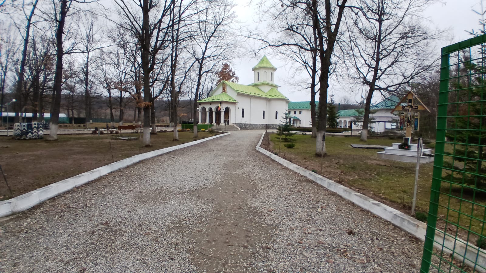 Mănăstirea "La Stejari", oază de liniște și speranță în inima pădurii, în  comuna Mănești, județul Dâmbovița, la doar câțiva kilometri de Târgoviște