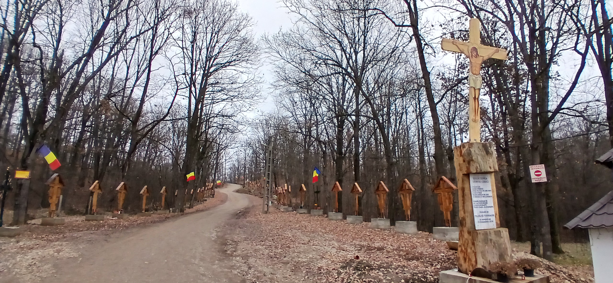 Mănăstirea "La Stejari", oază de liniște și speranță în inima pădurii, în  comuna Mănești, județul Dâmbovița, la doar câțiva kilometri de Târgoviște