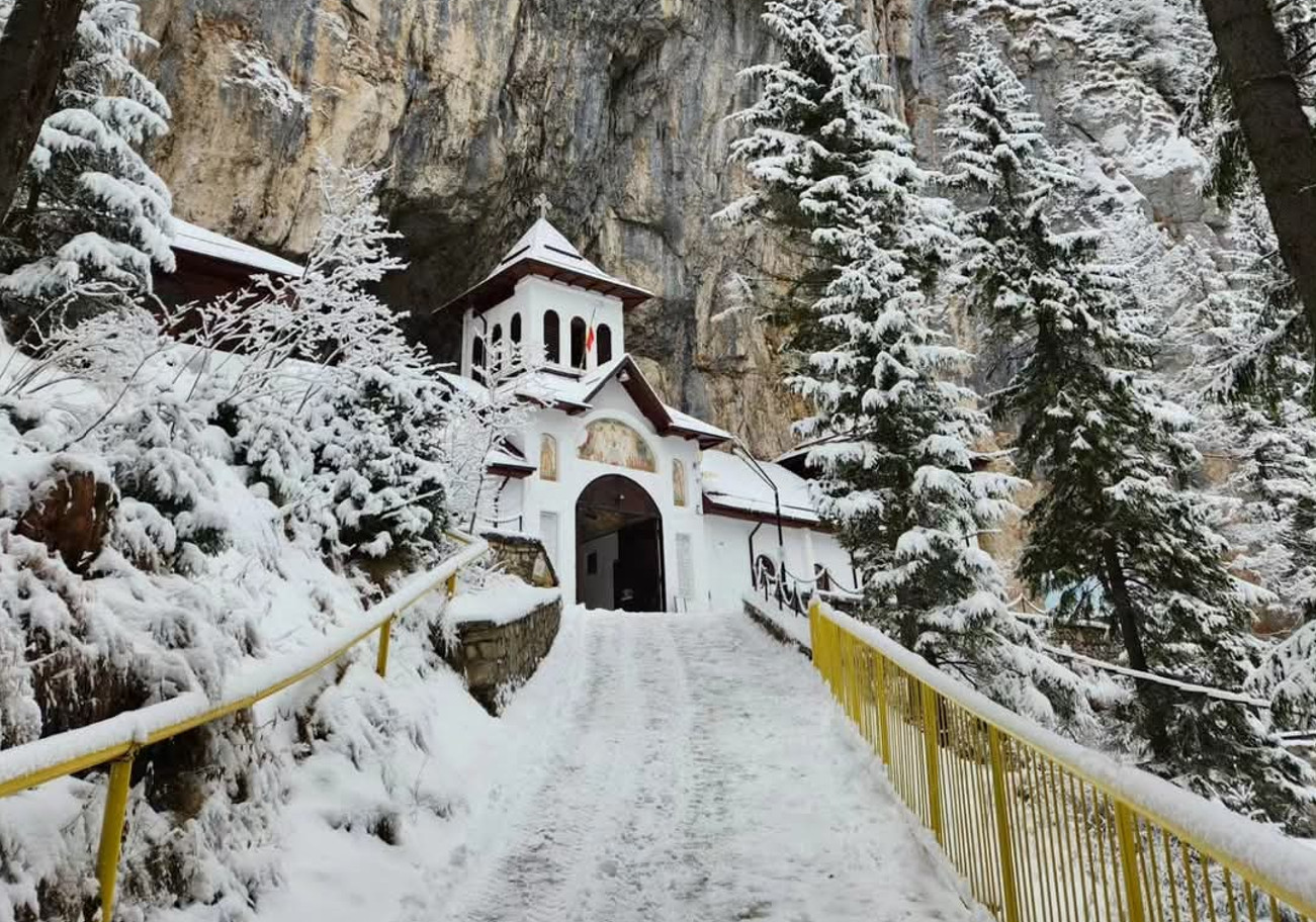  Descoperă Peștera Ialomiței, una dintre cele mai spectaculoase atracții naturale din România, se află în inima Munților Bucegi,  județul Dâmbovița