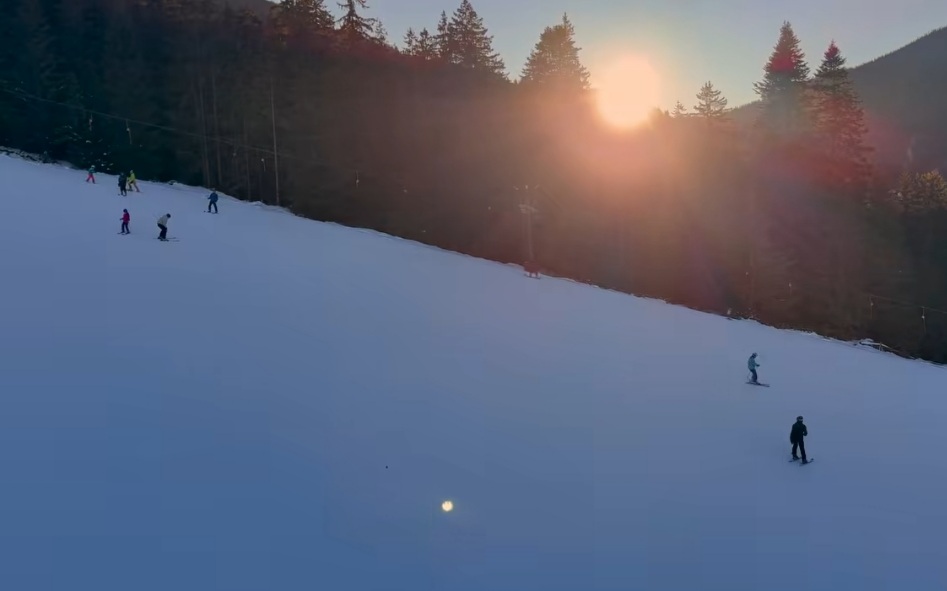 Stațiunea Râușor, o bijuterie ascunsă în județul Hunedoara, promite o escapadă de neuitat pentru toți cei care iubesc să se conecteze cu natura și să trăiască aventura la altitudini mari.