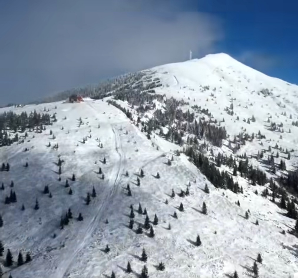 În inima Carpaților de Curbură, Vârful Penteleu, la 1.772 de metri altitudine, devine un adevărat colț de rai în sezonul rece.