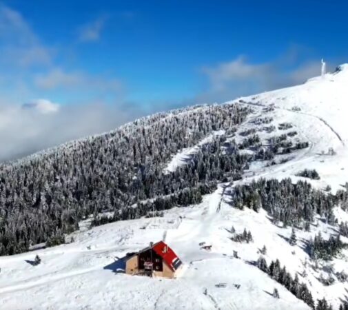 Vârful Penteleu: Stația Meteorologică și peisaje de neuitat în Carpații de Curbură În inima Carpaților de Curbură, Vârful Penteleu, la 1.772 de metri altitudine, devine un adevărat colț de rai în sezonul rece.