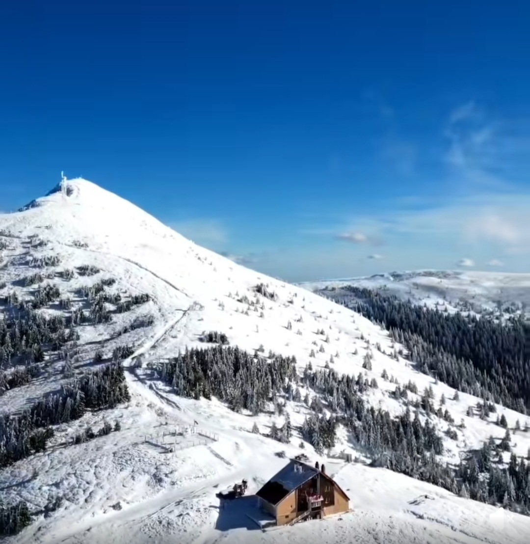 În inima Carpaților de Curbură, Vârful Penteleu, la 1.772 de metri altitudine, devine un adevărat colț de rai în sezonul rece.