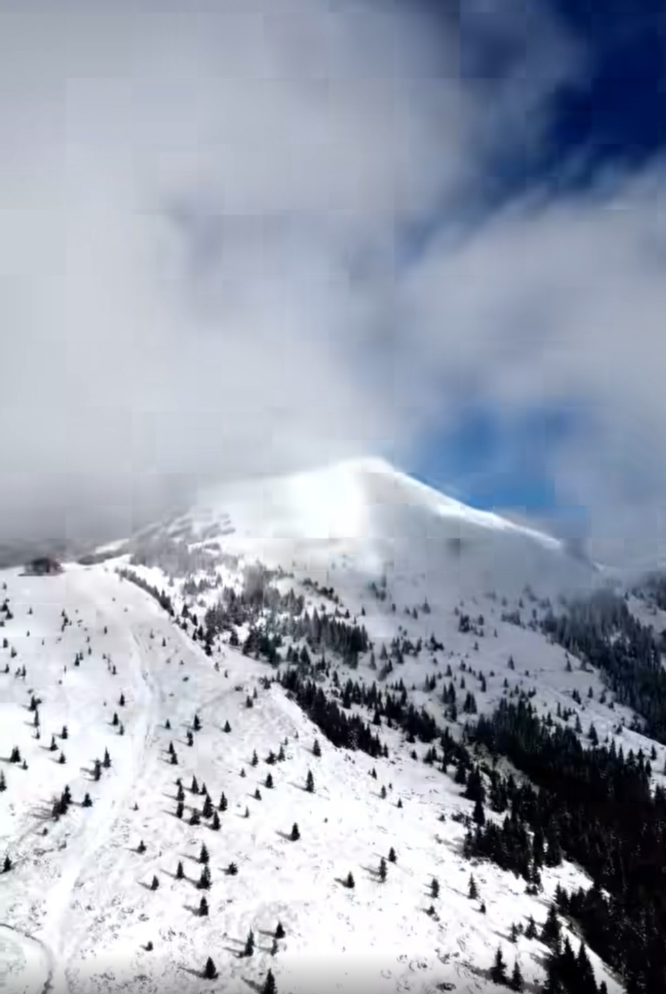 În inima Carpaților de Curbură, Vârful Penteleu, la 1.772 de metri altitudine, devine un adevărat colț de rai în sezonul rece.