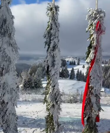 Magia Iernii la Amfiteatrul Transilvania: Un colț de rai în Moeciu de Sus Magia Iernii la Amfiteatrul Transilvania: Un colț de rai în Moeciu de Sus.Iarna își pune amprenta într-un mod spectaculos asupra peisajului din Moeciu de Sus