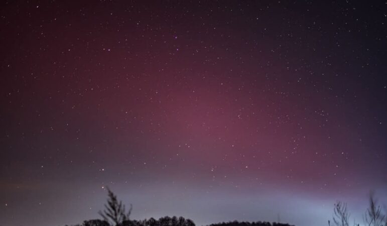 Aurora Boreală și-a făcut apariția pe cerul României: Un spectacol rar de lumină pe cerul nocturn Aurora Boreală și-a făcut apariția pe cerul României: Un spectacol rar de lumină pe cerul nocturn.