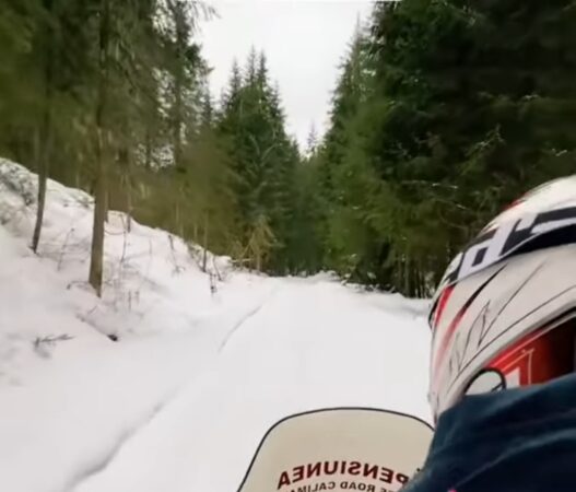 Bucovina, un colț de rai: Ture cu snowmobilul pentru o experiență de neuitat Bucovina te așteaptă cu brațele deschise și cu peisaje de vis, acoperite de un strat gros de zăpadă, pentru o aventură de neuitat.