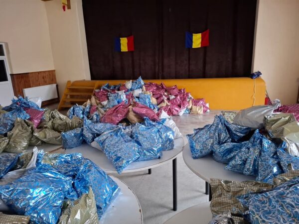 Primăria și Consiliul Local I.L. Caragiale au fost spiridușii Moșului pentru toți elevii și preșcolarii din comuna