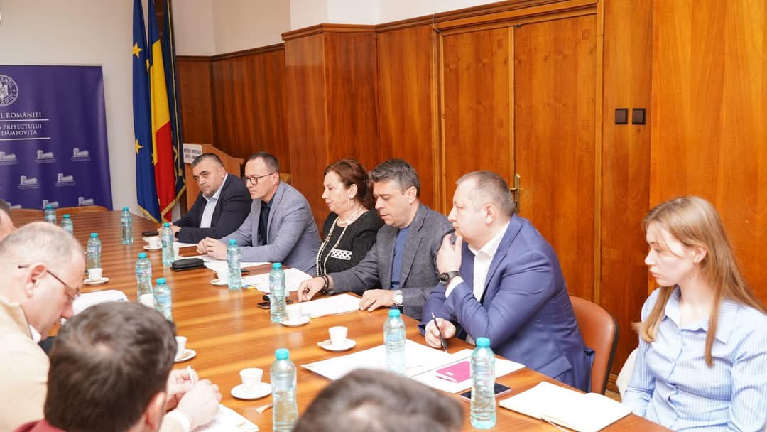 Ieri, președintele Consiliului Județean Dâmbovița, Corneliu Ștefan, a avut o întâlnire importantă cu parlamentarii județului, marcând