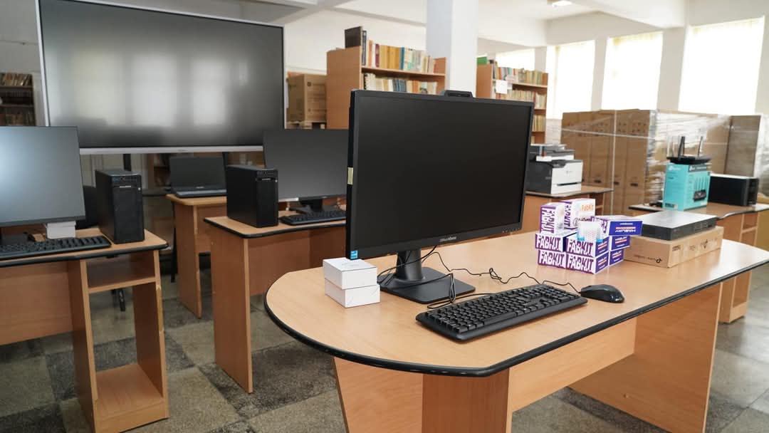 Primăvara educației digitale în Dâmbovița, un pas semnificativ spre modernizarea învățământului din județul Dâmbovița a fost făcut astăzi la Moreni