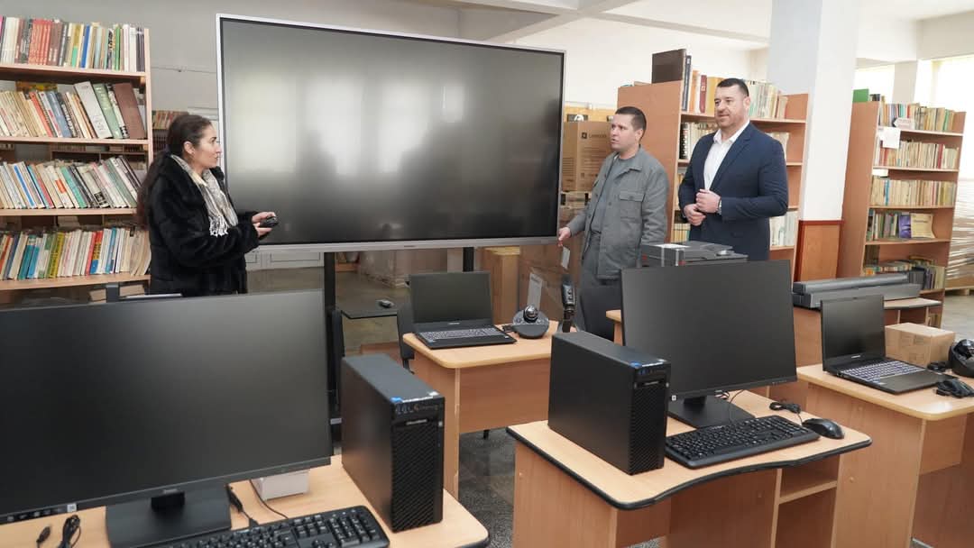 Primăvara educației digitale în Dâmbovița, un pas semnificativ spre modernizarea învățământului din județul Dâmbovița a fost făcut astăzi la Moreni