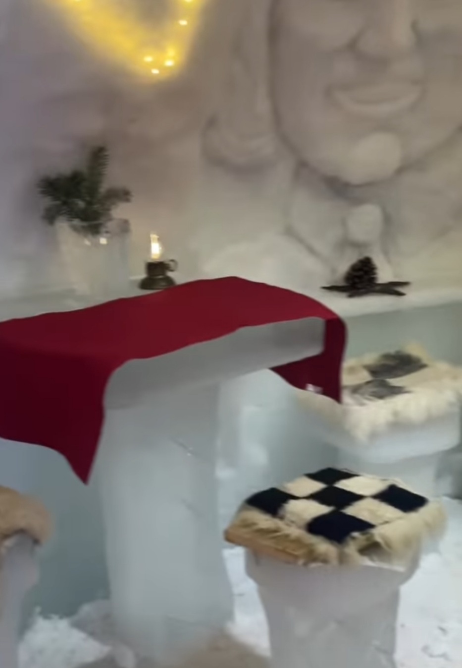 Hotelul de Gheață de la Bâlea Lac, o lume magică, creionată în gheață.