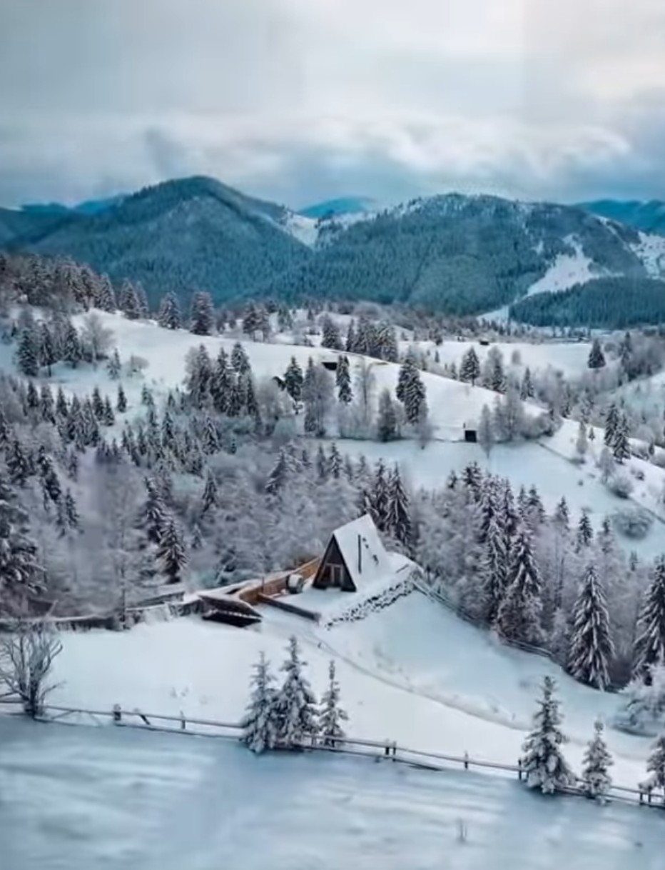 Iarna în Bucovina este un adevărat spectacol al naturii, cu peisaje de basm. Regiunea, cunoscută pentru mănăstirile sale de patrimoniu UNESCO