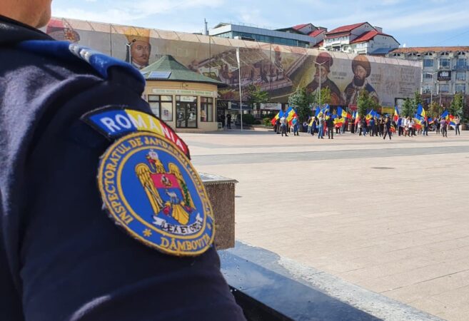 Jandarmii dâmbovițeni asigură ordinea la protestul din Târgoviște, 18 ianuarie 2025 Jandarmii dâmbovițeni asigură ordinea la protestul din Târgoviște, 18 ianuarie 2025, în Piața Tricolorului din municipiu.