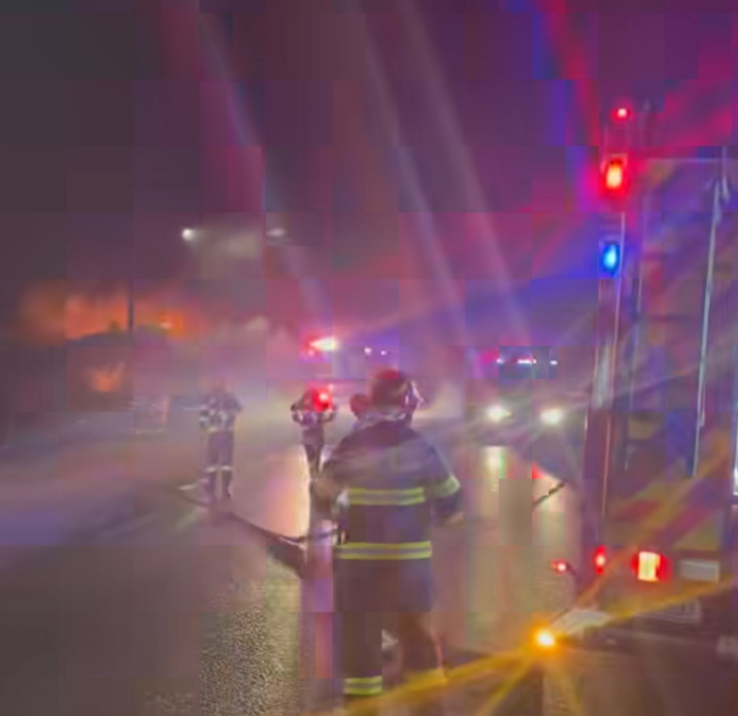 Incendiu devastator la Crevedia, în această seară, în jurul orei 21:03, echipele de intervenție au fost solicitate pentru a stinge un incendiu izbucnit într-o zonă din Crevedia.