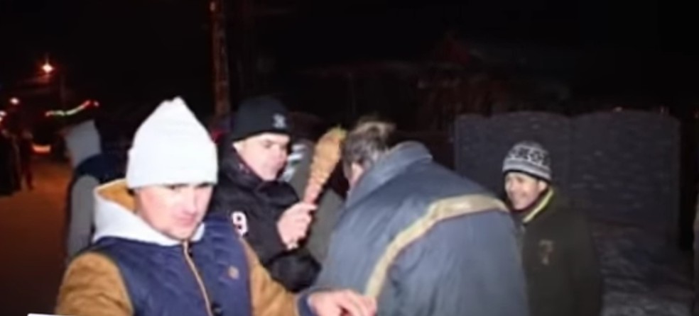 Tradiția Iordanului, în noaptea de Ajun a Sfântului Ion, tinerii din județul Dâmbovița își păstrează cu sfințenie tradițiile vechi, celebrând obiceiul Iordanului.