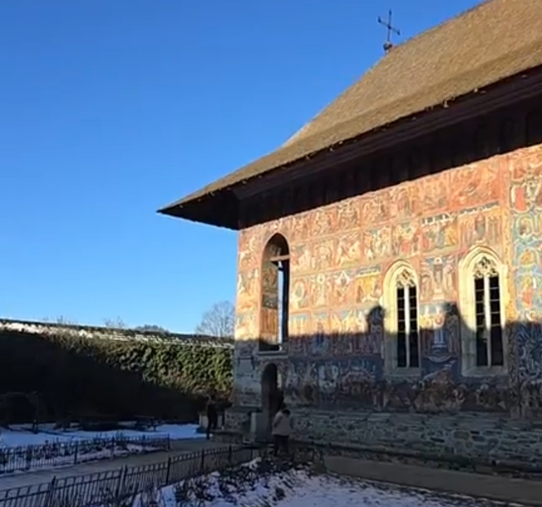 Mănăstirea Moldovița, un simbol al tradiției religioase și culturale din nordul Moldovei, continuă să atragă turiști și pelerini din întreaga lume.
