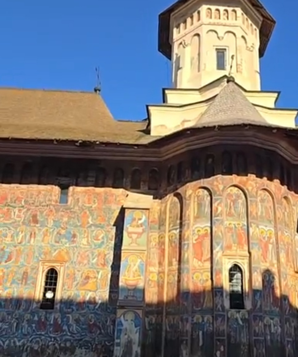 Mănăstirea Moldovița, un simbol al tradiției religioase și culturale din nordul Moldovei, continuă să atragă turiști și pelerini din întreaga lume.