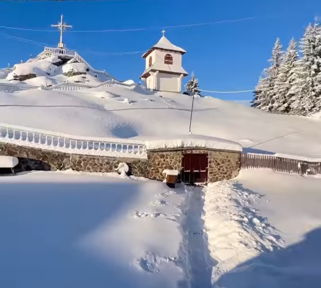 Imaginile zilei, miracolul iernii la Mănăstirea Piatra Tăieturii. În inima munților din Bucovina, unde iarna își țese mantia de zăpadă albă și imaculată