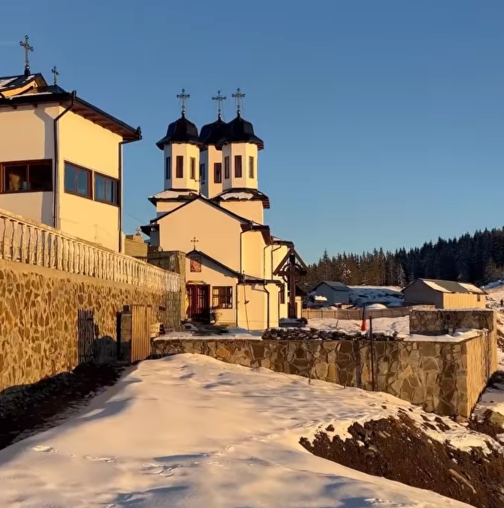 Imaginile zilei, miracolul iernii la Mănăstirea Piatra Tăieturii. În inima munților din Bucovina, unde iarna își țese mantia de zăpadă albă și imaculată