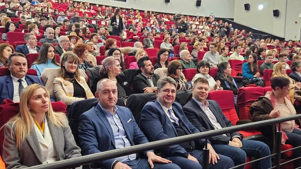 Primarul orașului Răcari, Marius Caravețeanu, a participat cu entuziasm la o conferință deosebită organizată la Târgoviște, dedicată uneia dintre cele mai importante figuri