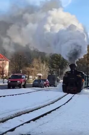 Mocănița Huțulca din Moldovița: O poveste de iarnă pe rutele căilor ferate de odinioară.