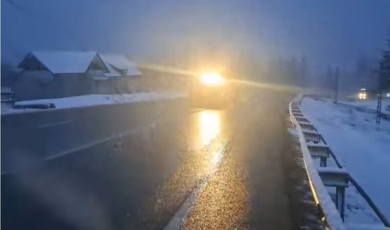 Atenție, șoferi! Ninsori pe DN 17, Pasul Tihuța – Poiana Stampei, județul Suceava Atenție, șoferi! În această seară a început să ningă pe DN 17, între Pasul Tihuța și Poiana Stampei, județul Suceava.