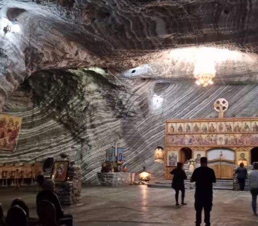 Liniștea și Spiritualitatea în inima Sării: Biserica Salinei Ocnele Mari Liniștea și Spiritualitatea în inima Sării, în județul Vâlcea, la mai mult de 200 de metri adâncime, se află un loc de cult unic în lume