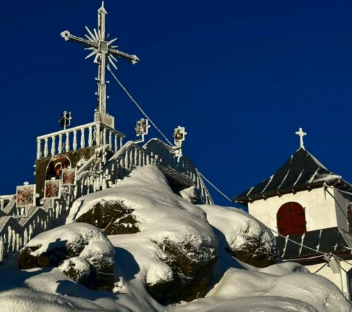 Binecuvântare pentru Noul An din vârful muntelui Piatra Tăieturii Binecuvântare pentru Noul An din vârful muntelui Piatra Tăieturii.