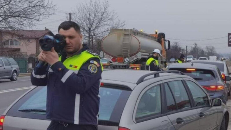 Radarele în acțiune! În data de 3 ianuarie 2025, poliția din județul Dâmbovița a început o amplă acțiune de control al vitezei pe principalele drumuri din județ.