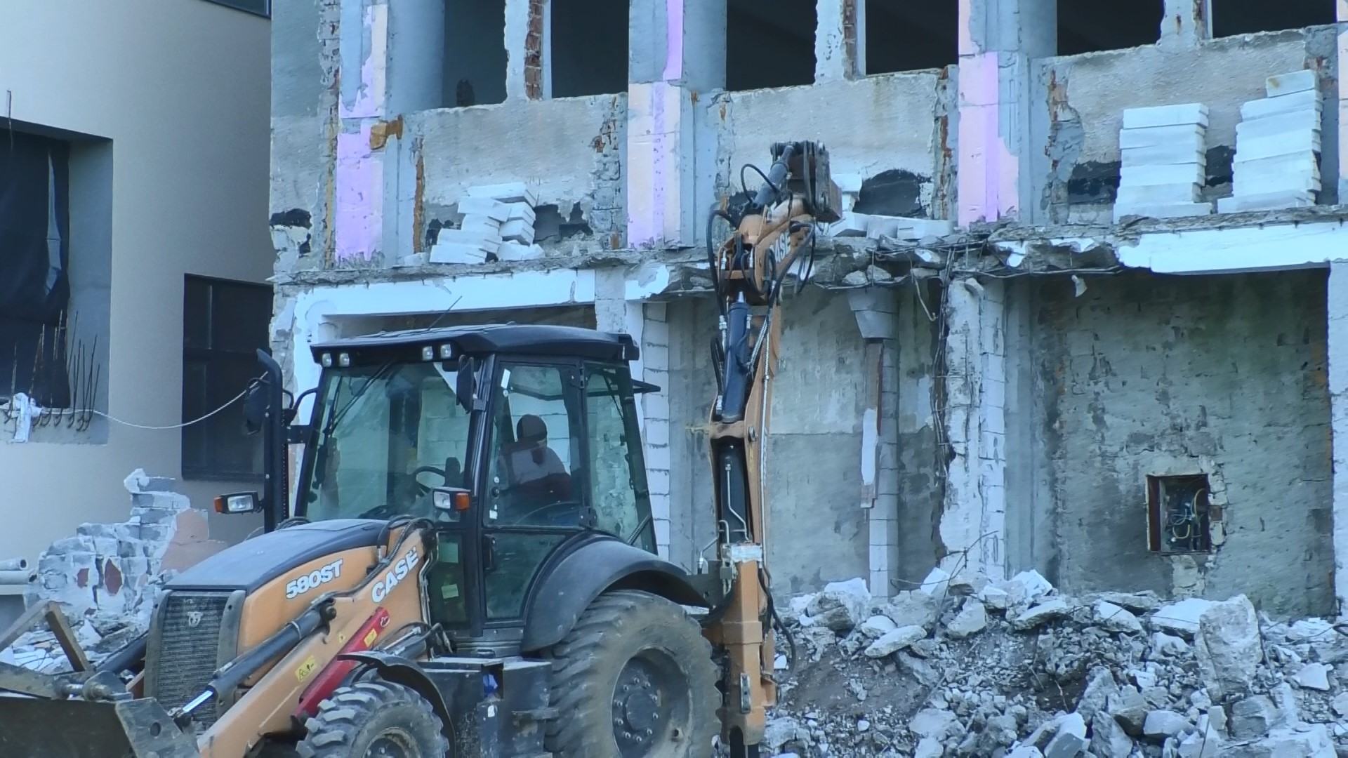 Primarul municipiului Târgoviște, Daniel Cristian Stan, a anunțat astăzi reluarea lucrărilor de reabilitare și modernizare la Școala Gimnazială Tudor Vladimirescu
