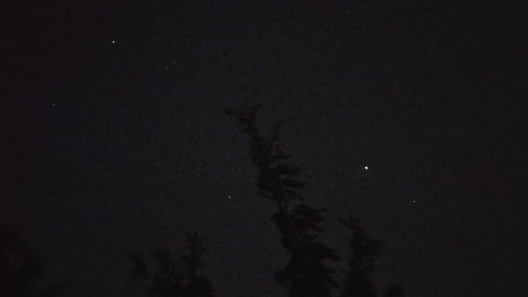 Spectacol pe cerul nopții, în această seară are loc un fenomen rar și spectaculos pe cerul nostru – o aliniere a planetelor Saturn, Venus, Jupiter și Marte