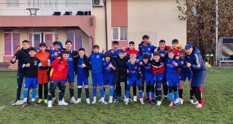 Urban Titu U15, pe cale să strălucească în competiția județeană Urban Titu U15, pe cale să strălucească în competiția județeană.La jumătatea competiției județene, echipa de Juniori U15 a Urban Titu