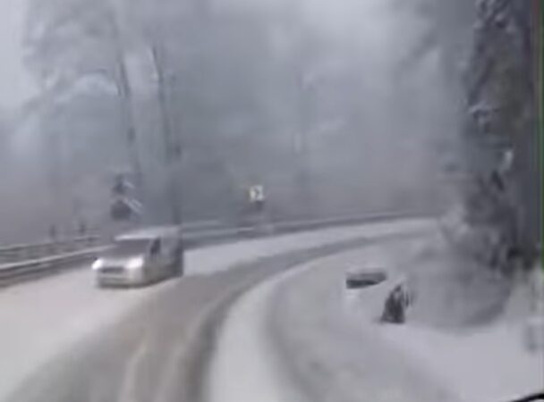 După temperaturi cu iz de primăvară, iarna revine cu putere în unele zone.VIDEO Dupa temperaturi cu iz de primăvară, iarna revine cu putere în unele zone.Vremea s-a schimbat drastic în ultimele ore în județul Maramureș,