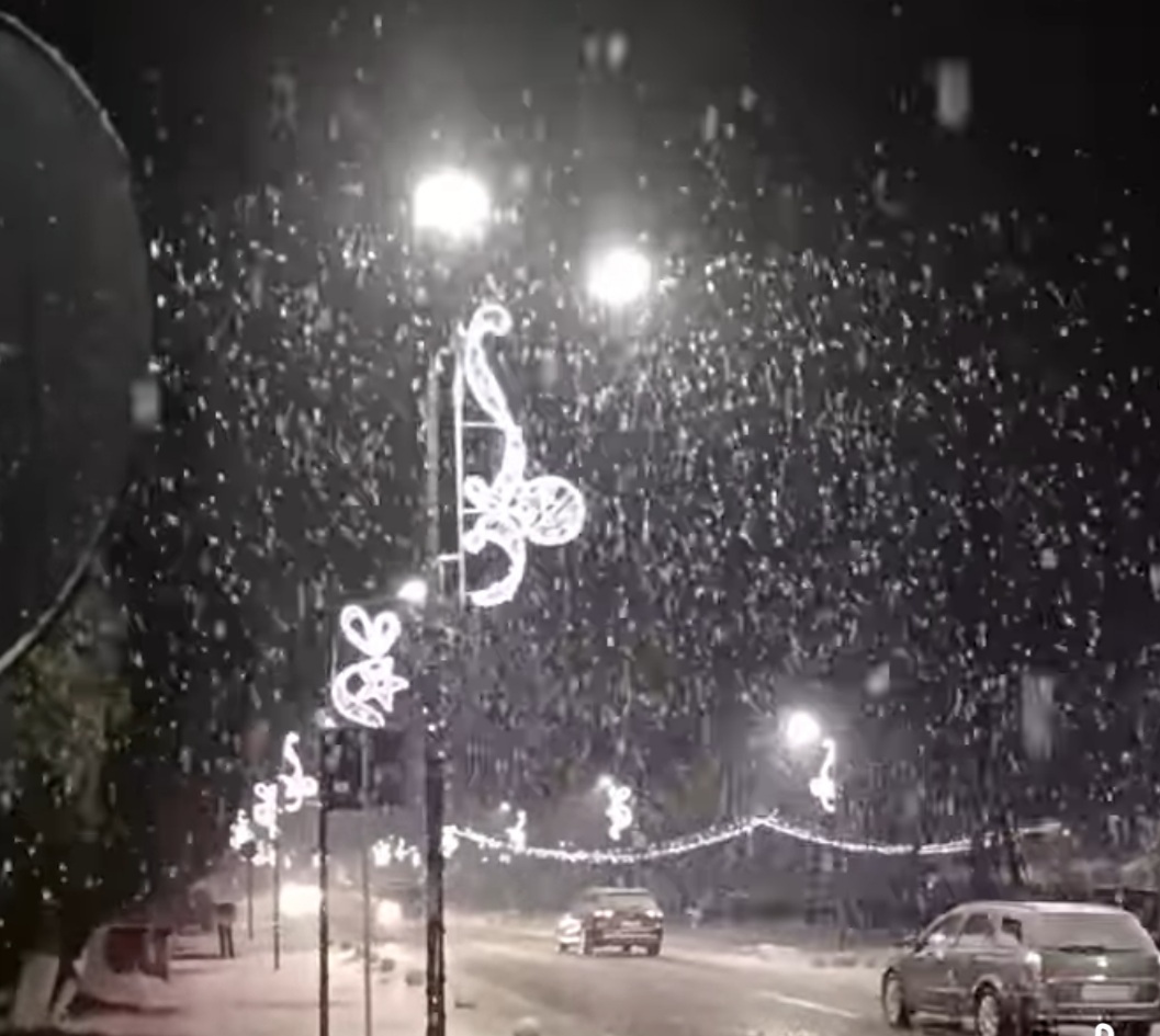 Ninge ca-n povești la Vatra Dornei ,10 ianuarie 2025, în  această seară, Vatra Dornei s-a transformat într-un adevărat tărâm de basm
