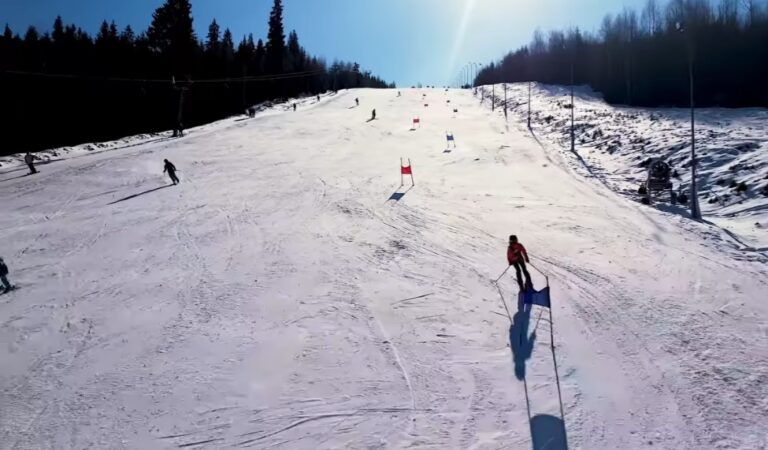 Adrenalină pe pârtie: Cupa „Serbările Zăpezii” AQUA Carpatica revine la Vatra Dornei pe 7 februarie 2025 Adrenalină pe pârtie, vineri, 7 februarie 2025, se dă startul unei noi ediții spectaculoase a Cupei „Serbările Zăpezii” AQUA Carpatica la schi alpin și snowboard.