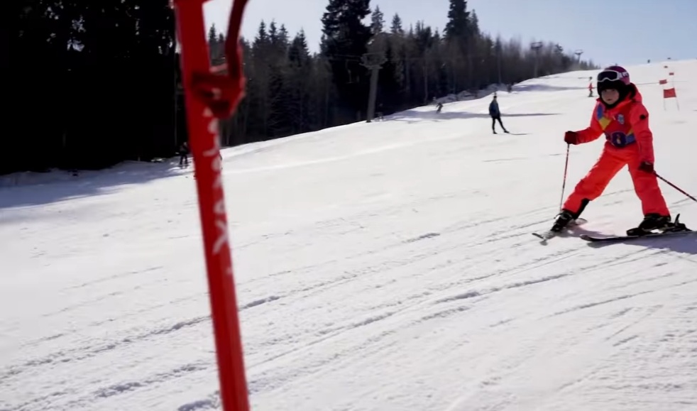 Adrenalină pe pârtie, vineri, 7 februarie 2025, se dă startul unei noi ediții spectaculoase a Cupei „Serbările Zăpezii” AQUA Carpatica la schi alpin și snowboard.