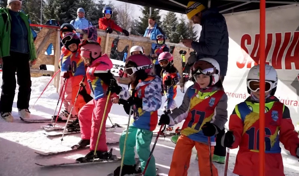 Adrenalină pe pârtie, vineri, 7 februarie 2025, se dă startul unei noi ediții spectaculoase a Cupei „Serbările Zăpezii” AQUA Carpatica la schi alpin și snowboard.