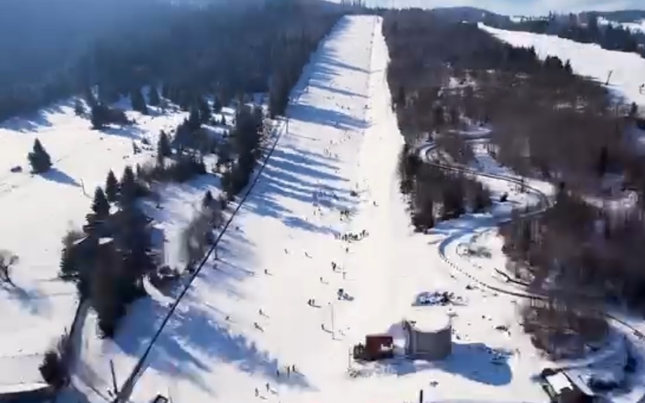 Adrenalină pe pârtie, vineri, 7 februarie 2025, se dă startul unei noi ediții spectaculoase a Cupei „Serbările Zăpezii” AQUA Carpatica la schi alpin și snowboard.
