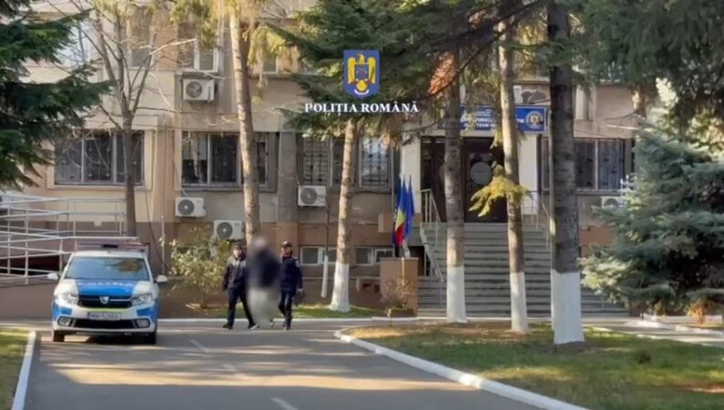 Bănuit de portul fără drept de obiecte periculoase și tulburarea ordinii și liniștii publice, reținut pentru 24 de ore La data de 10 februarie a.c., polițiștii din cadrul Poliției Orașului Pucioasa, în urma cercetărilor efectuate sub coordonarea unui procuror de la Parchetul de pe lângă Judecătoria Pucioasa, au reținut pentru 24 de ore un tânăr