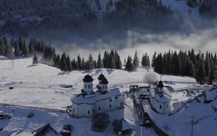 Bucovina, o lume de poveste sub zăpadă: Mănăstirea Piatra Tăieturii, locul unde soarele zâmbește deasupra norilor Bucovina, o regiune cunoscută pentru tradițiile sale vechi și peisajele impresionante, atrage anual mii de turiști, dar iarna, când zăpada acoperă totul într-un strat alb imaculat, locul devine un adevărat basm viu.