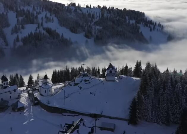 Bucovina, o regiune cunoscută pentru tradițiile sale vechi și peisajele impresionante, atrage anual mii de turiști, dar iarna, când zăpada acoperă totul într-un strat alb imaculat, locul devine un adevărat basm viu.