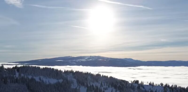 Bucovina, o regiune cunoscută pentru tradițiile sale vechi și peisajele impresionante, atrage anual mii de turiști, dar iarna, când zăpada acoperă totul într-un strat alb imaculat, locul devine un adevărat basm viu.