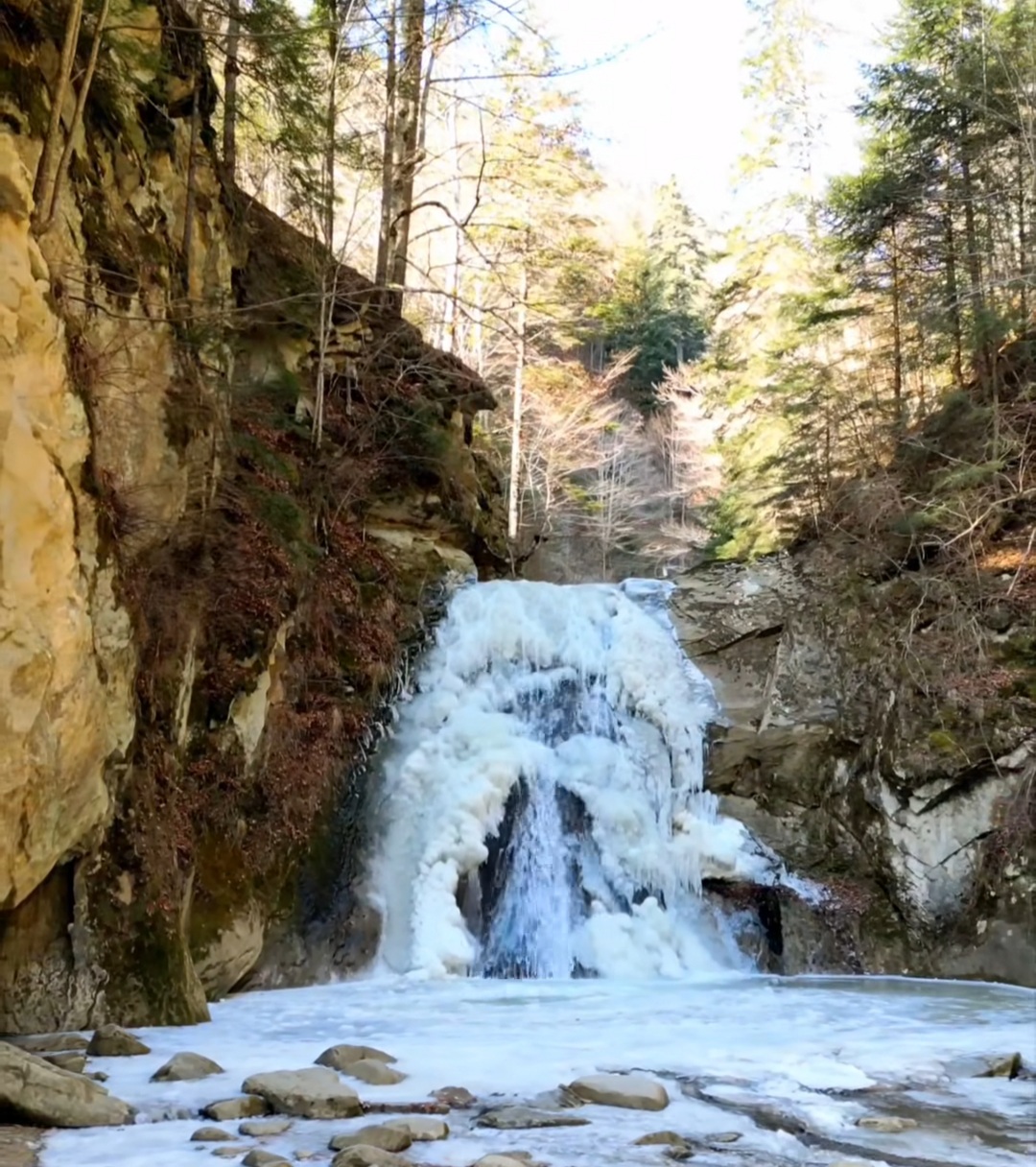 Descoperă Cascada Pruncea din comuna Siriu, județul Buzău.Dacă ești în căutarea unei escapade naturale deosebite, Cascada Pruncea