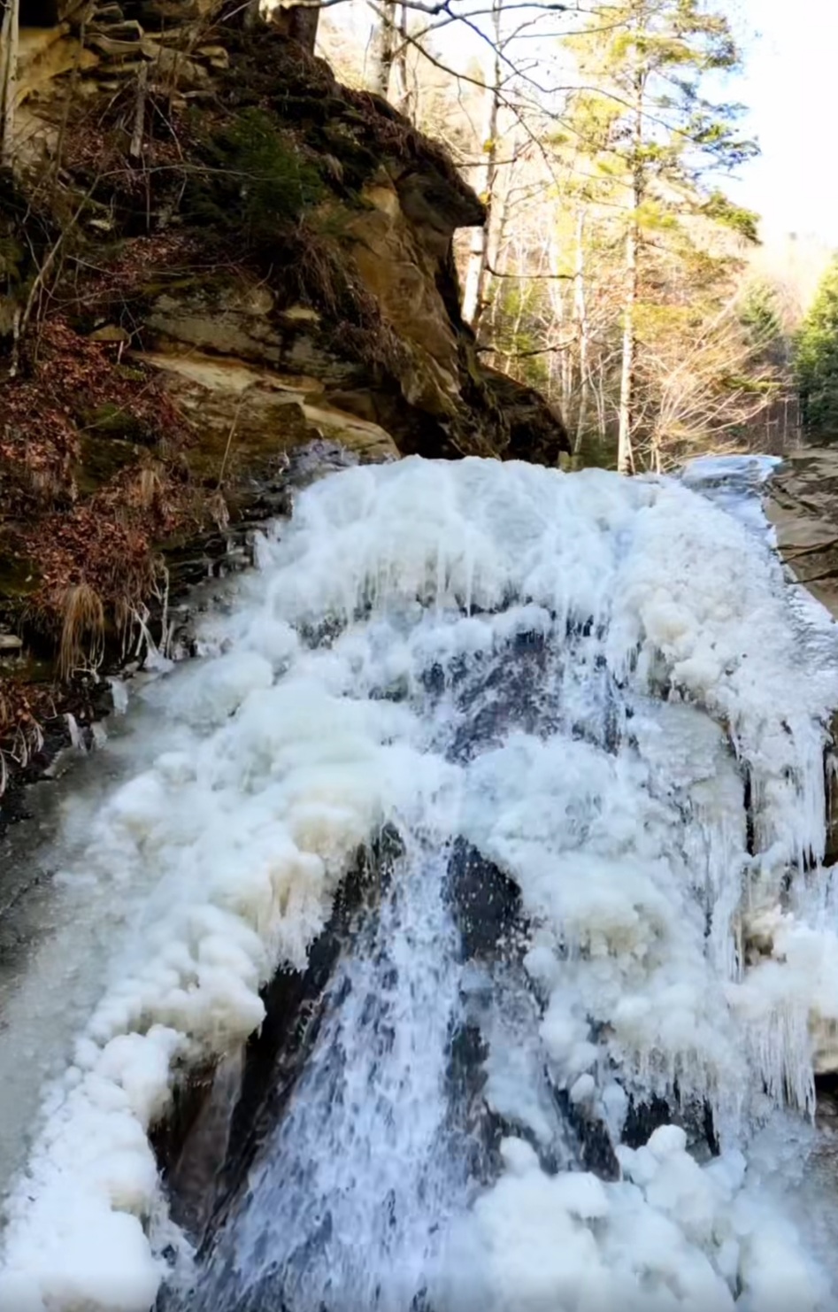 Descoperă Cascada Pruncea din comuna Siriu, județul Buzău.Dacă ești în căutarea unei escapade naturale deosebite, Cascada Pruncea