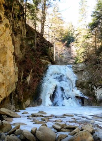 Descoperă Cascada Pruncea din comuna Siriu, județul Buzău Descoperă Cascada Pruncea din comuna Siriu, județul Buzău.Dacă ești în căutarea unei escapade naturale deosebite, Cascada Pruncea