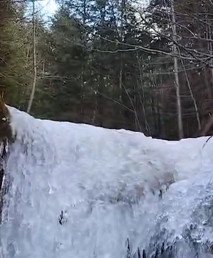 Cascada de pe râul Bărzăuța, surprinsă în fotografii spectaculoase , ce captează esența naturii sălbatice într-o perioadă magică a anului.
